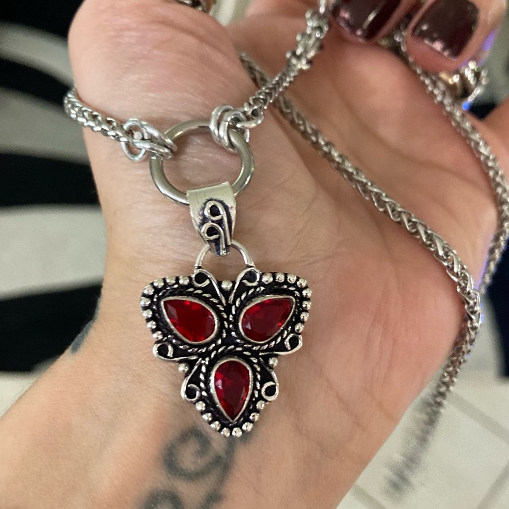925 sterling silver overlay red garnet triangle Celtic knot maille necklace - Picture 10 of 13